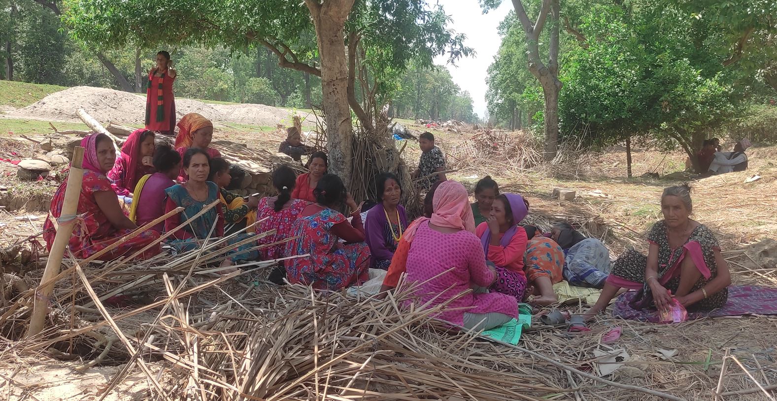 टहरामा डाेजर चलेपछि रुखकाे ओतमा बसिरहेकाहरू भन्छन्– कतै जाने ठाउँ छैन